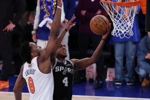 福克斯進來學……WNBA球員最后時刻沒上籃等犯規 解說點名福克斯