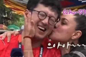 熱情女球迷韓國一記者在墨西哥報道世界杯，被球迷摟住親臉頰